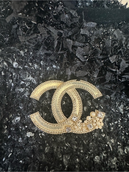 CHANEL Jewelry - CHANEL Gold-Tone Interlocking CC Brooch with Pearls & Crystals